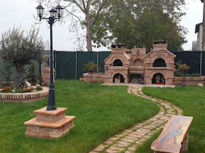 Giardino esterno della casa famiglia con area relax